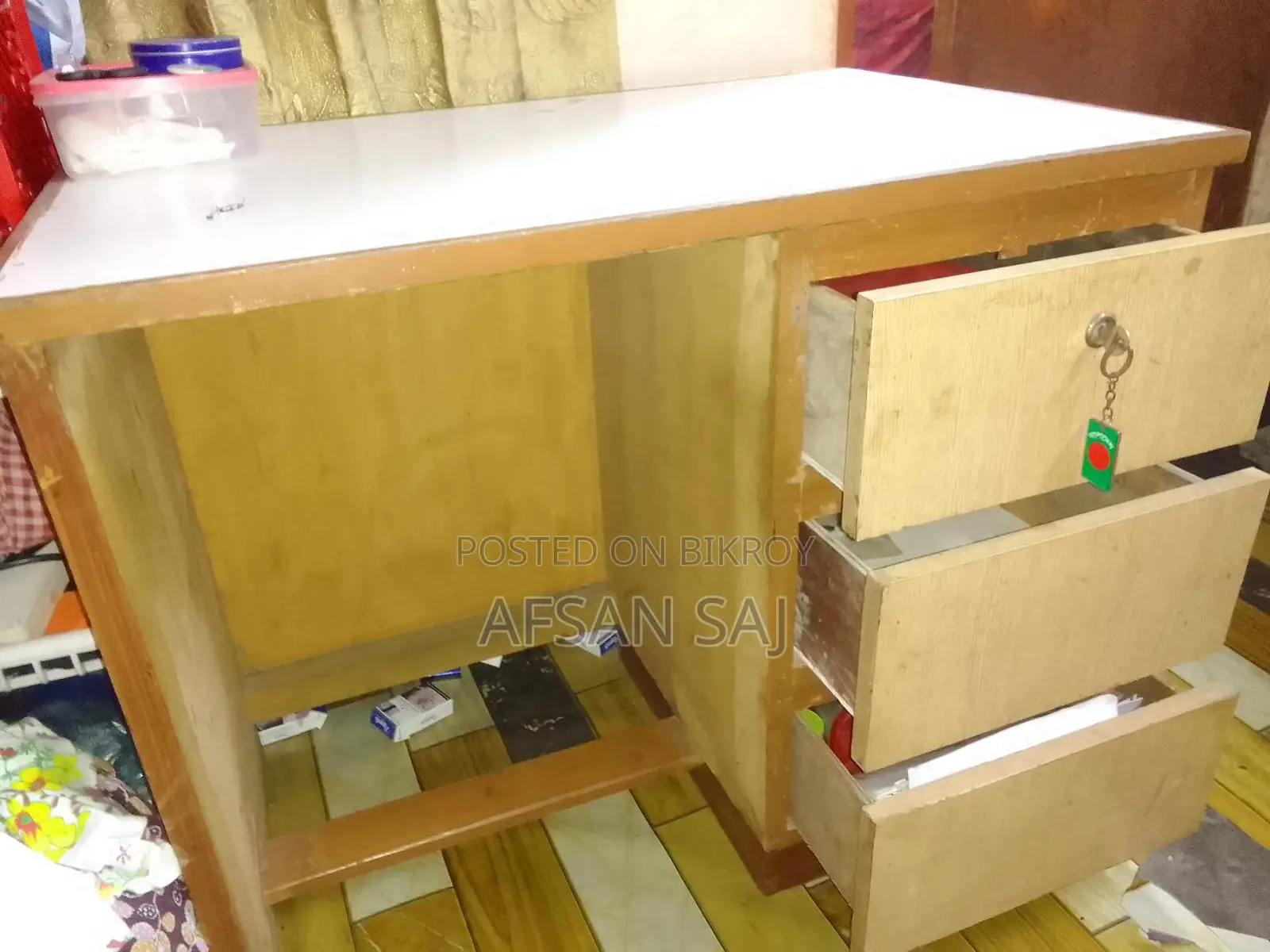 স্টাডি টেবিল