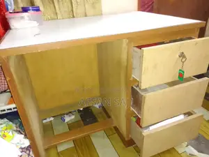 স্টাডি টেবিল
