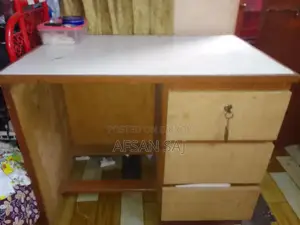 স্টাডি টেবিল