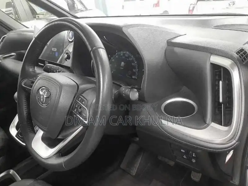 Toyota Voxy S-Z Hybrid Massive 2023