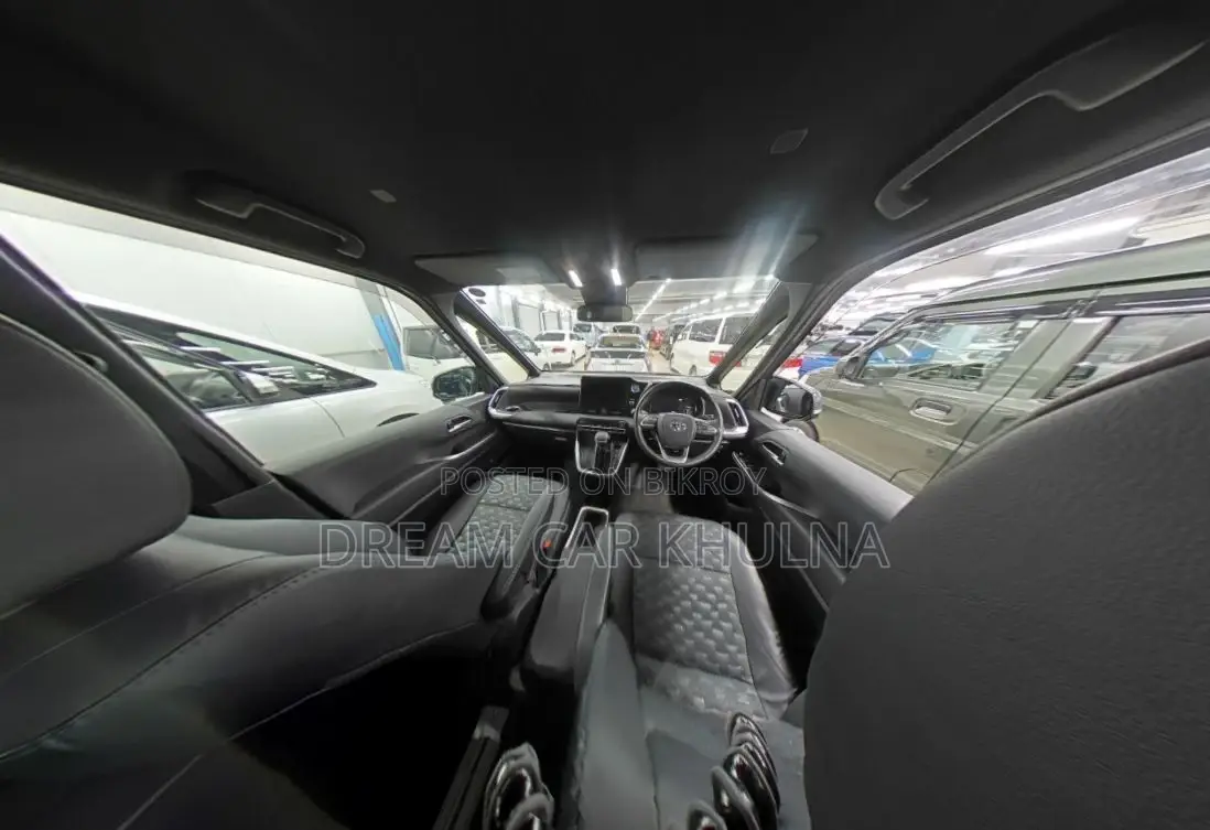 Toyota Voxy S-Z Hybrid Massive 2023
