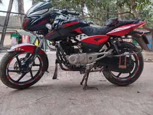 Bajaj Pulsar 150 . 2016