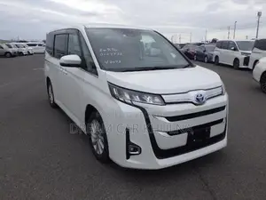 Toyota Noah Z Leg rest Brown int 2022