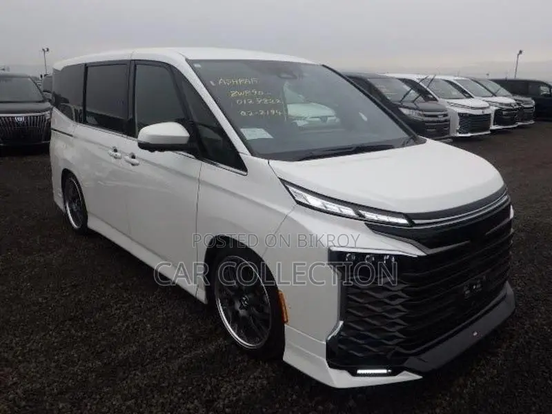 Toyota Voxy SZ Hybrid Pearl 2023