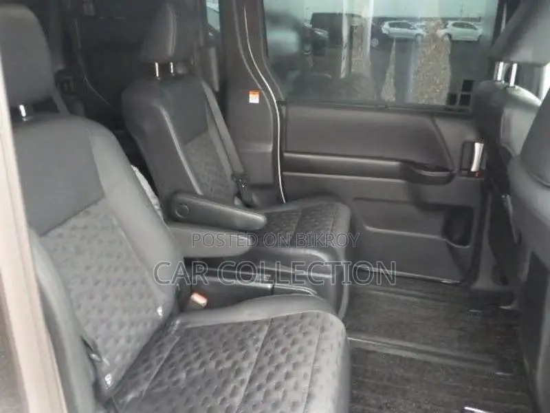 Toyota Voxy SZ Hybrid Pearl 2023
