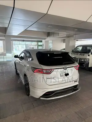 Toyota Harrier . 2014