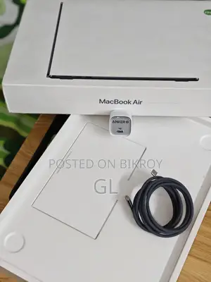MacBook Air M2 ১৩.৬-ইঞ্চি (৮জিবি র‍্যাম / ২৫৬জিবি এসএসডি) – চমৎকার কন্ডিশন