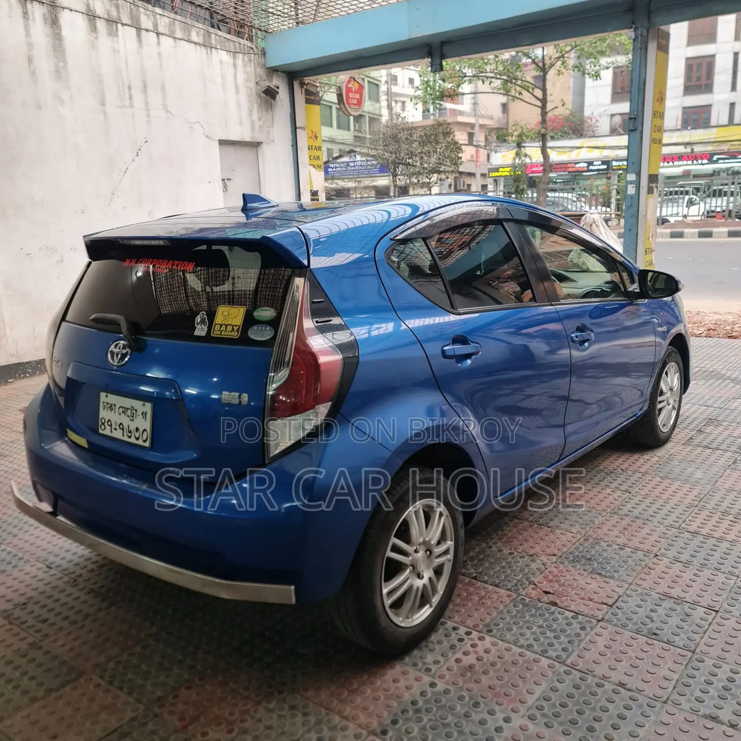 টয়োটা অ্যাকোয়া ২০১৭ নীল