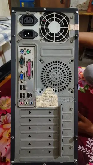 ফ্রেস কন্ডিশনের একটি DELL কম্পিউটার