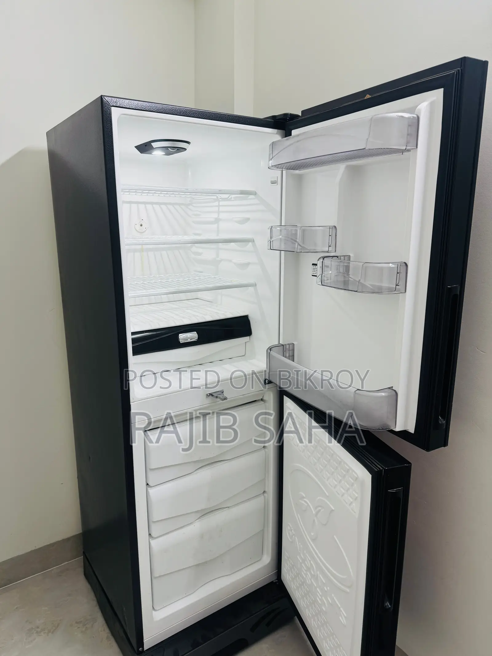 Selling a brand new and almost unused Walton fridge