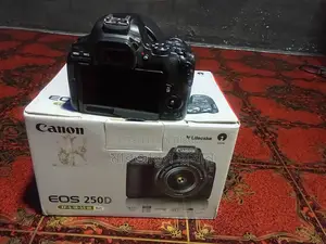 Canon Eos 250d 50mm Prime Lens STM in Pristine Condition
