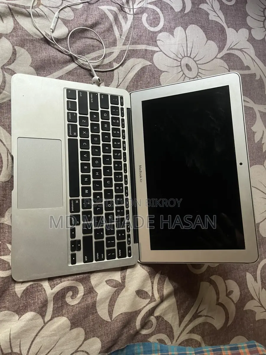 Macbook Air; 8/128 RAM/Storage