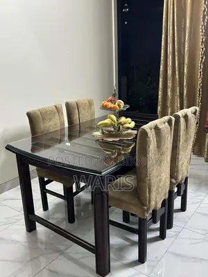 Modern 4-seater dining table set