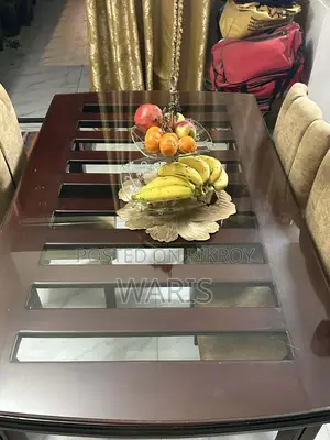 Modern 4-seater dining table set