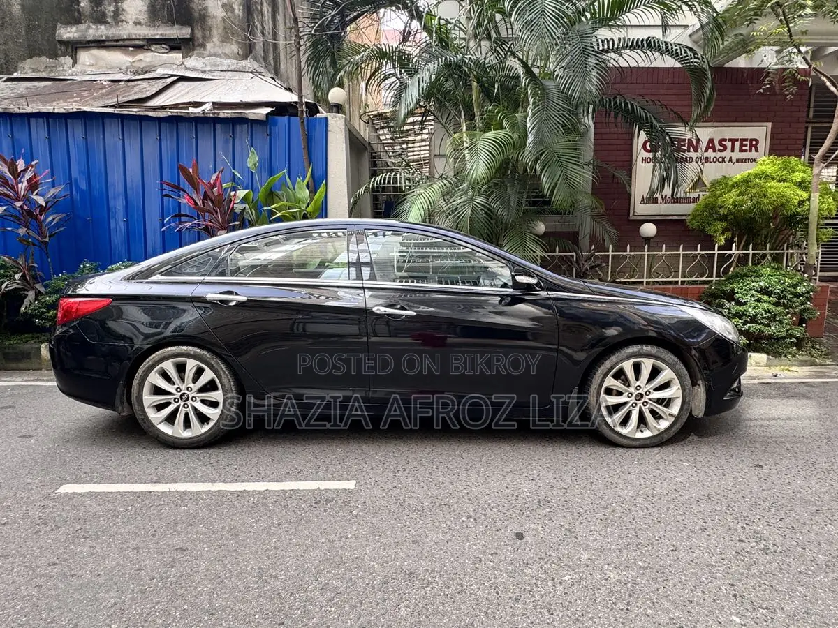 Hyundai Sonata . 2012