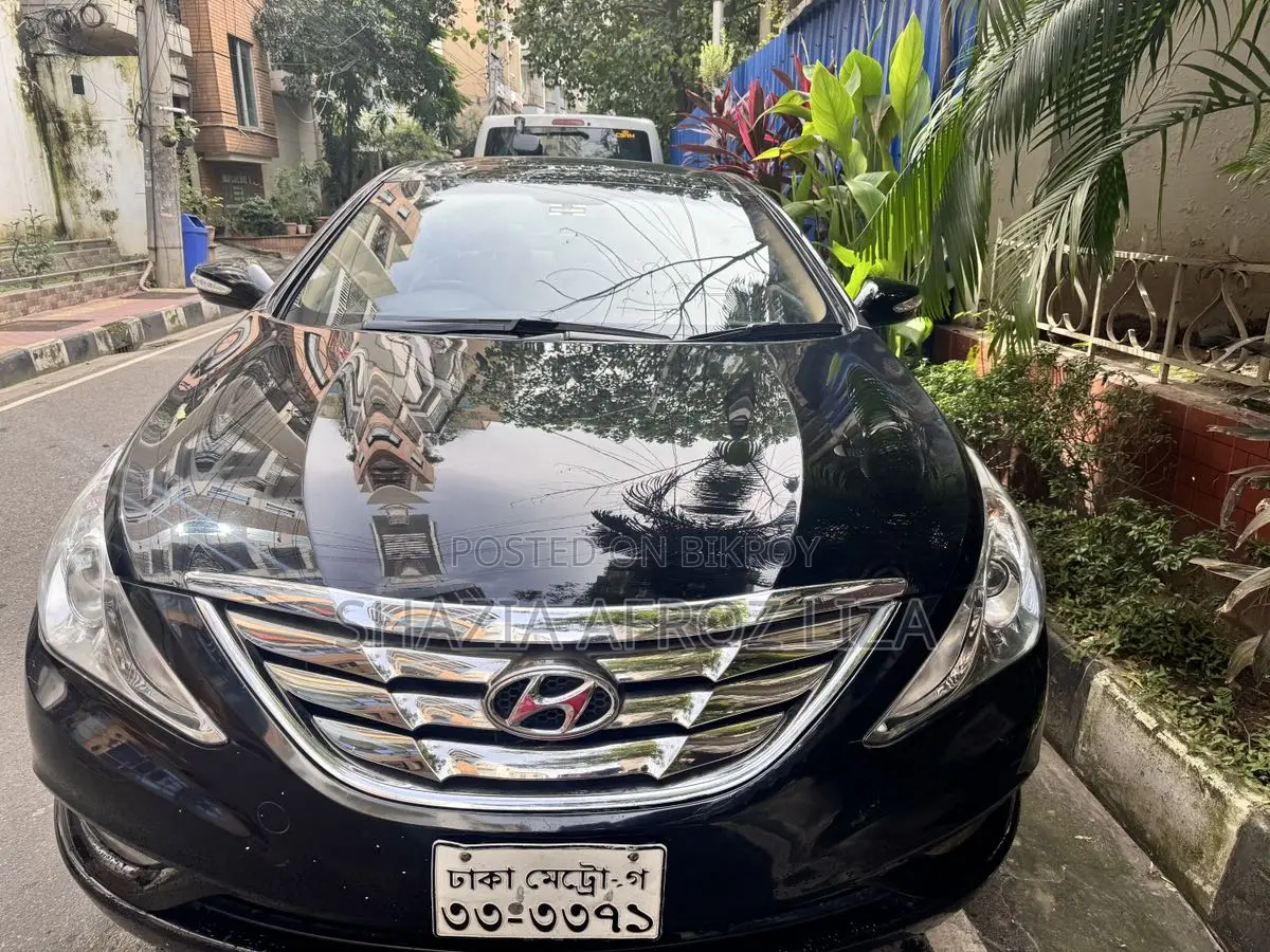 Hyundai Sonata . 2012