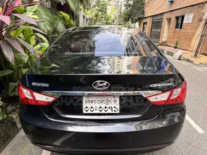 Hyundai Sonata . 2012