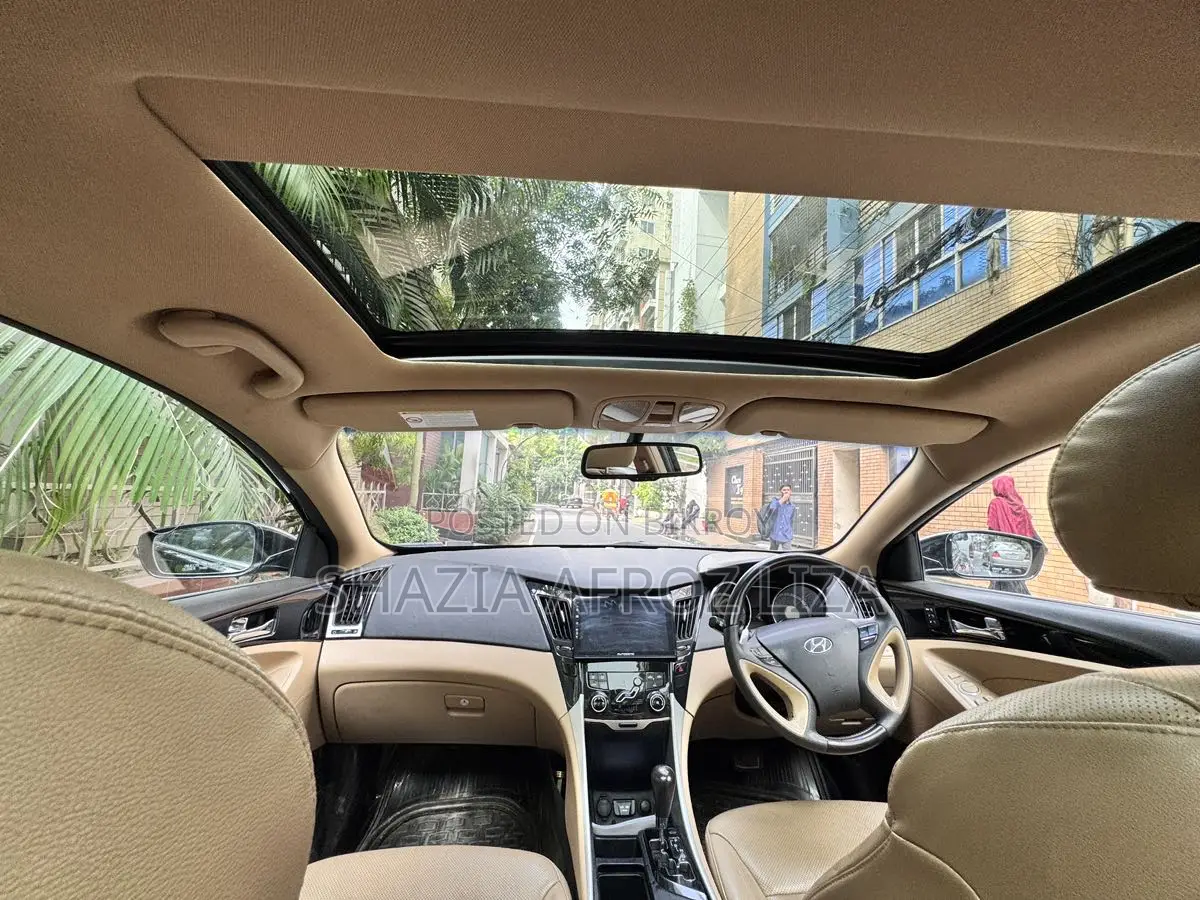 Hyundai Sonata . 2012
