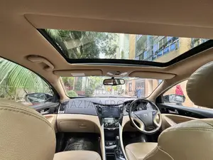Hyundai Sonata . 2012
