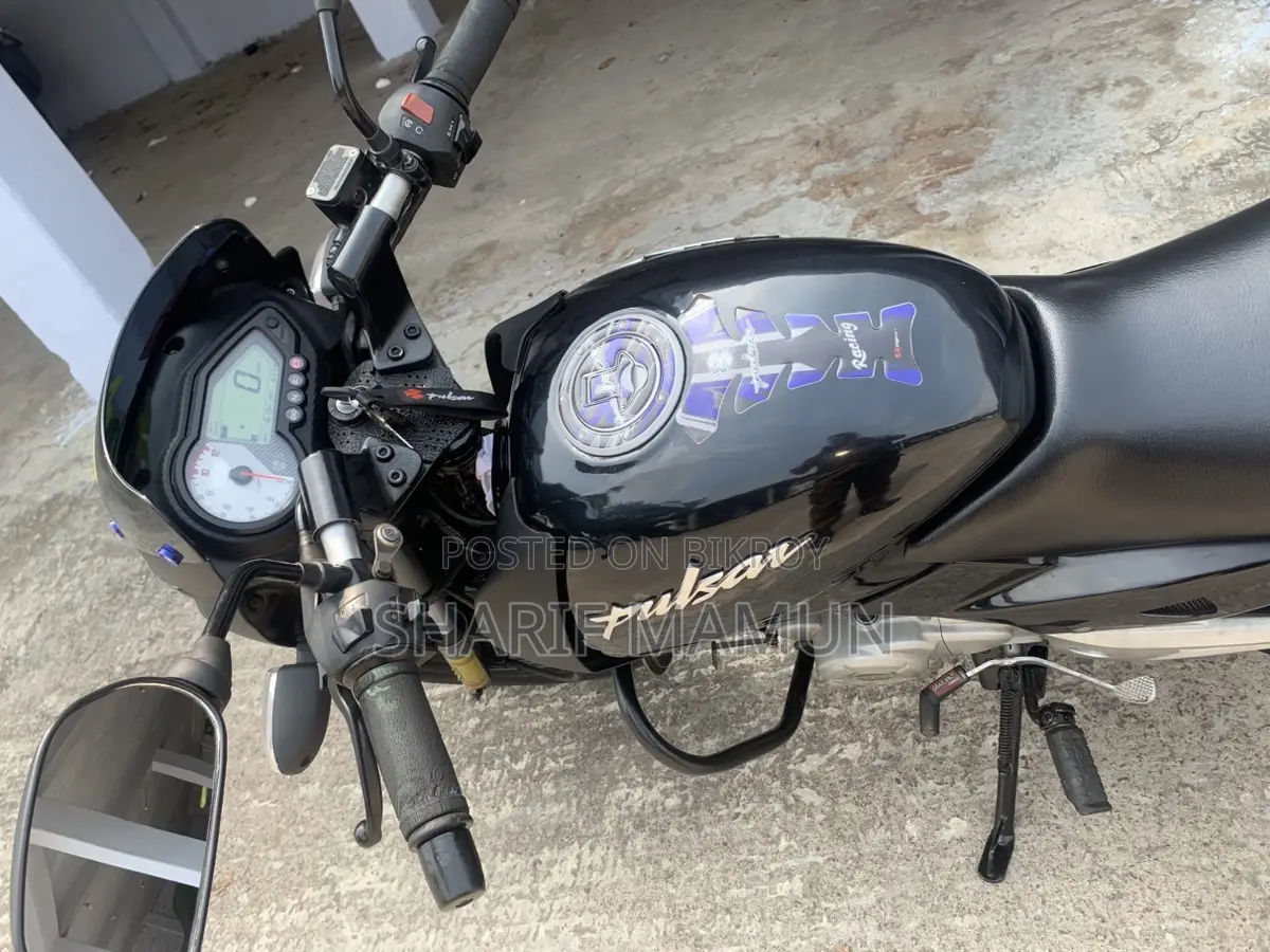 Bajaj Pulsar 150 . 2016