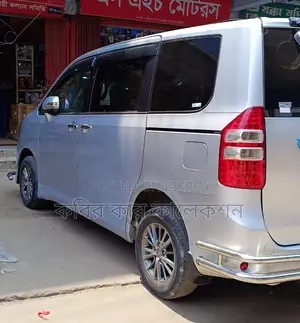Toyota Noah key start 2011
