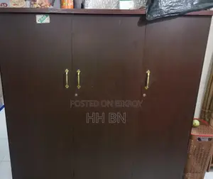 এটি একটি ব্যবহৃত আলমারি। অটবির তিন পার্টের