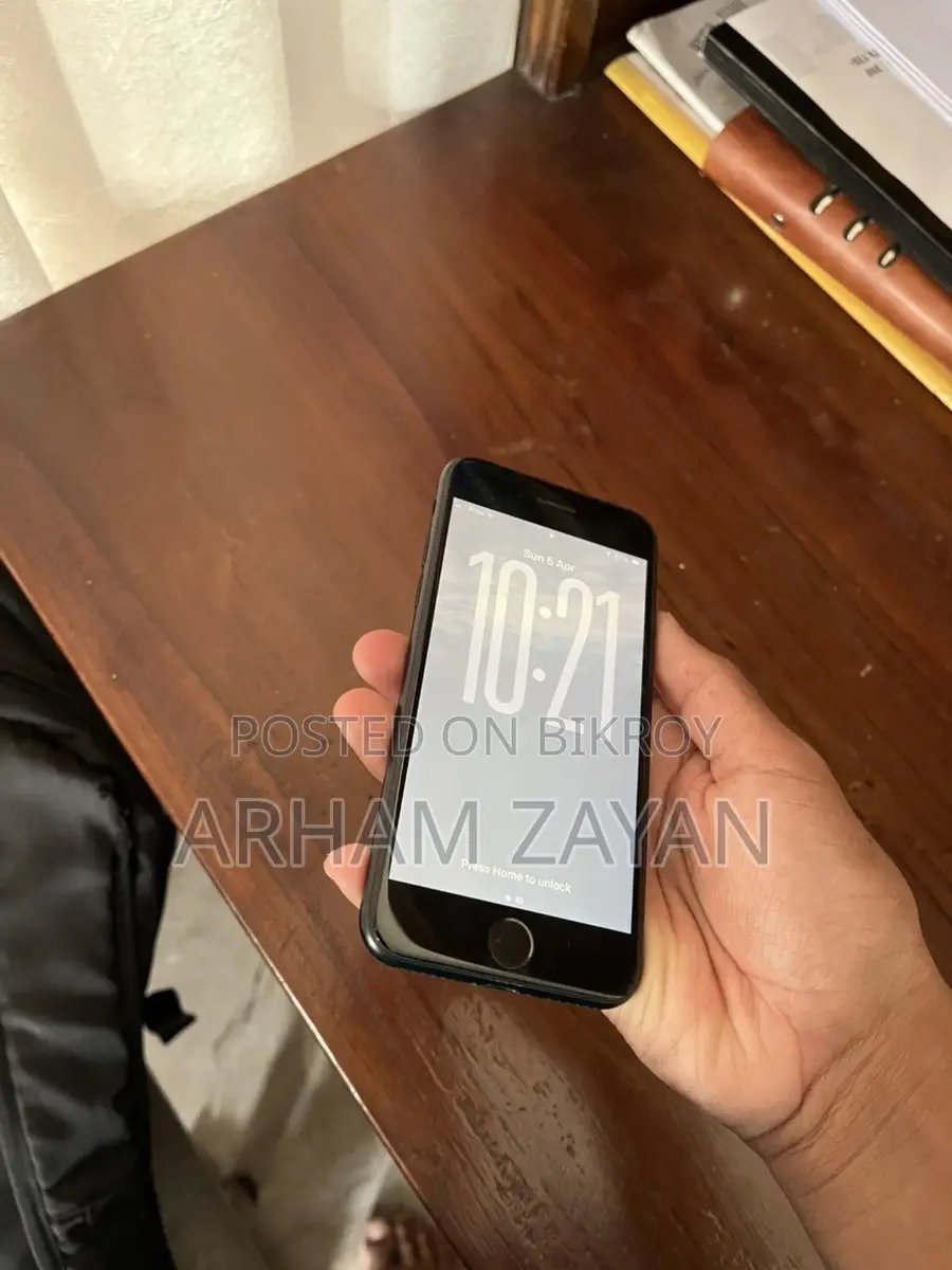 Apple iPhone SE . (Used)