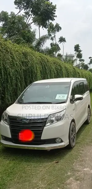 Toyota Noah x hybrid 2014