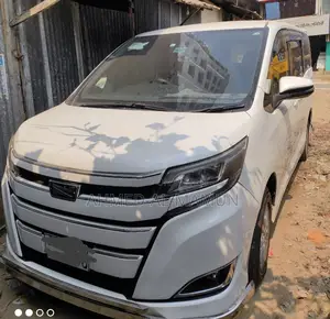 Toyota Noah . 2017