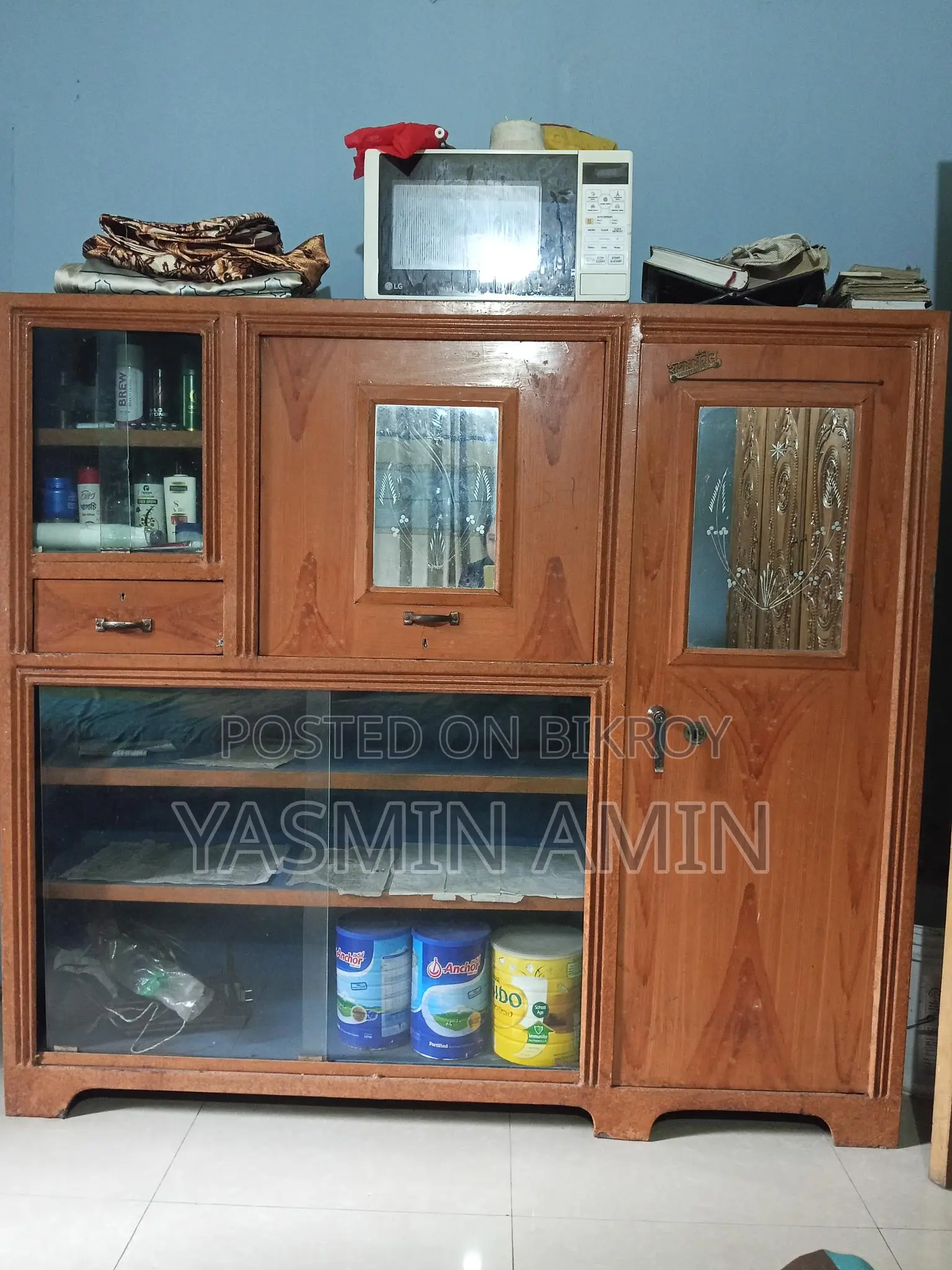 শোকেসটি বিক্রি করা হবে