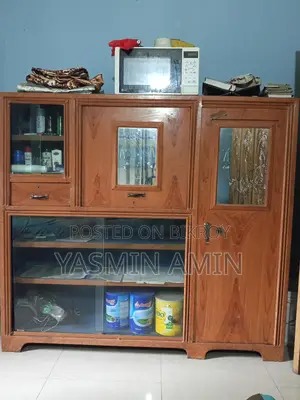 শোকেসটি বিক্রি করা হবে