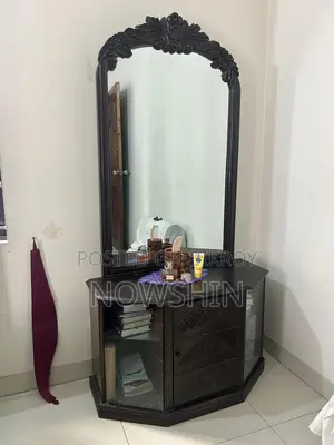 কাঠের ড্রেসিং টেবিল