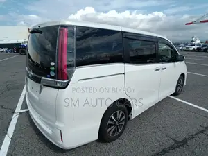 Toyota Esquire Non Hybrid Xi Pearl 2020