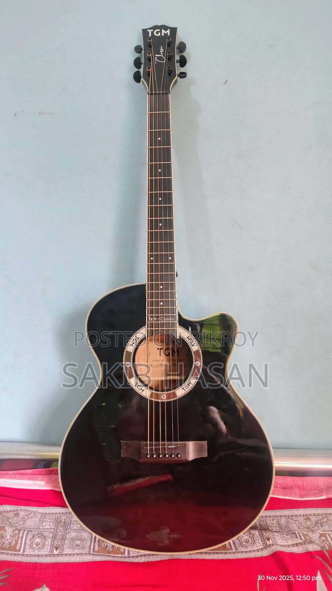 জরুরী টাকার প্রয়োজনে গিটারটি বিক্রি করা হবে