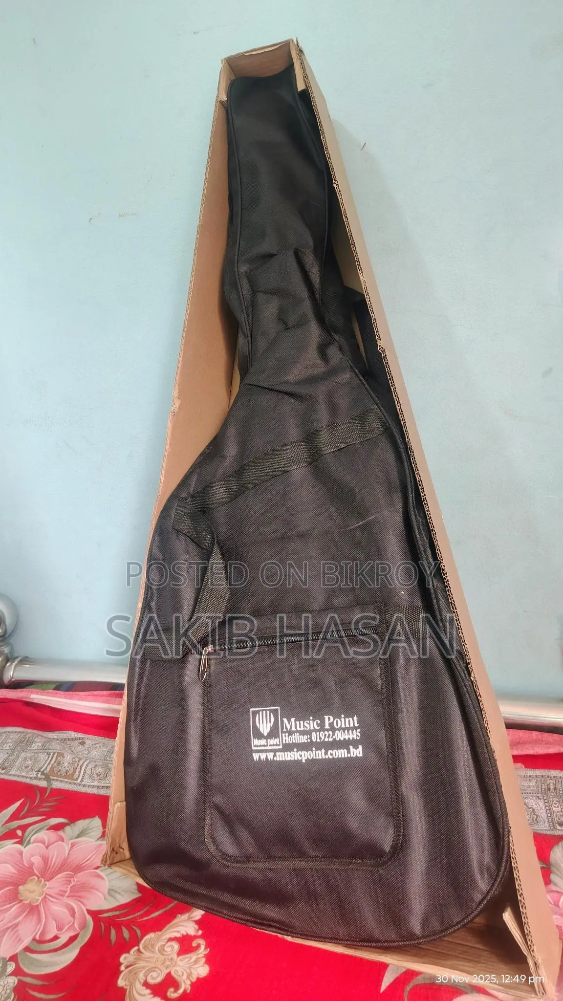 জরুরী টাকার প্রয়োজনে গিটারটি বিক্রি করা হবে