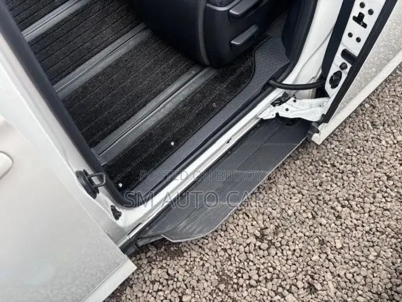 Toyota Voxy Hybrid SZ Pearl New 2023