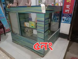 ওষুধের দোকানের মজবুত কাঠের এবং কাঁচের সেলফ/র‍্যাক কাউন্টার।
