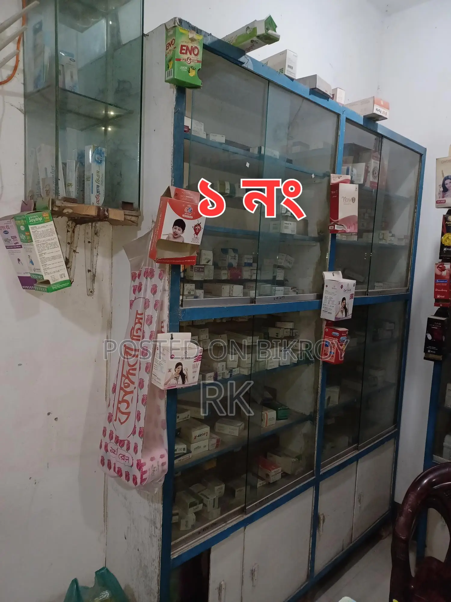 ওষুধের দোকানের মজবুত কাঠের এবং কাঁচের সেলফ/র‍্যাক কাউন্টার।