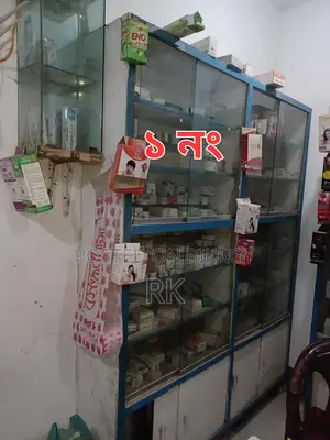 ওষুধের দোকানের মজবুত কাঠের এবং কাঁচের সেলফ/র‍্যাক কাউন্টার।
