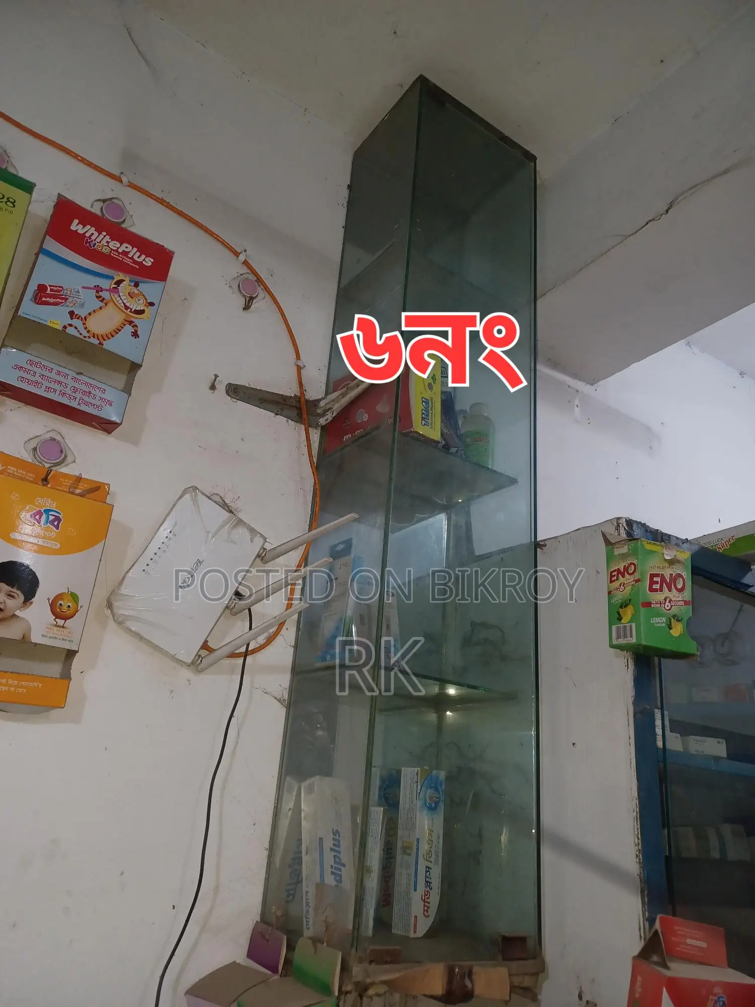 ওষুধের দোকানের মজবুত কাঠের এবং কাঁচের সেলফ/র‍্যাক কাউন্টার।