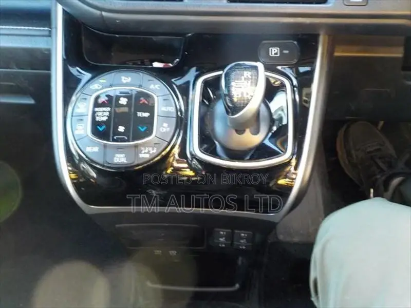 Toyota Esquire GI LED 4.0 PEARL 2020