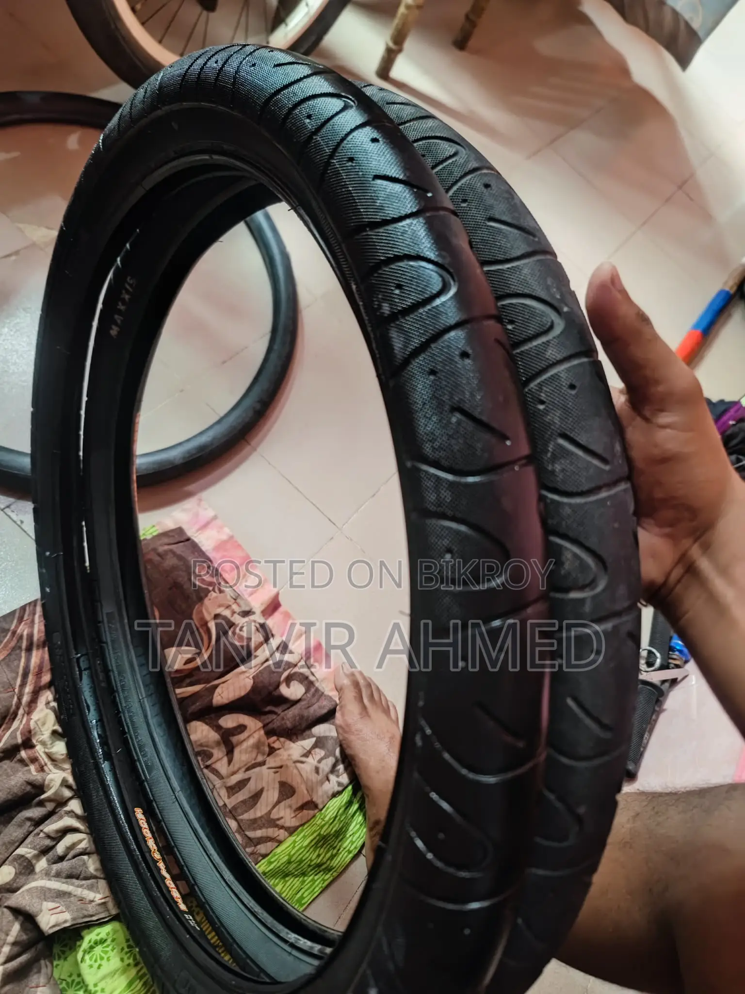 ম্যাক্সিস হুকওয়ার্ম টায়ার
