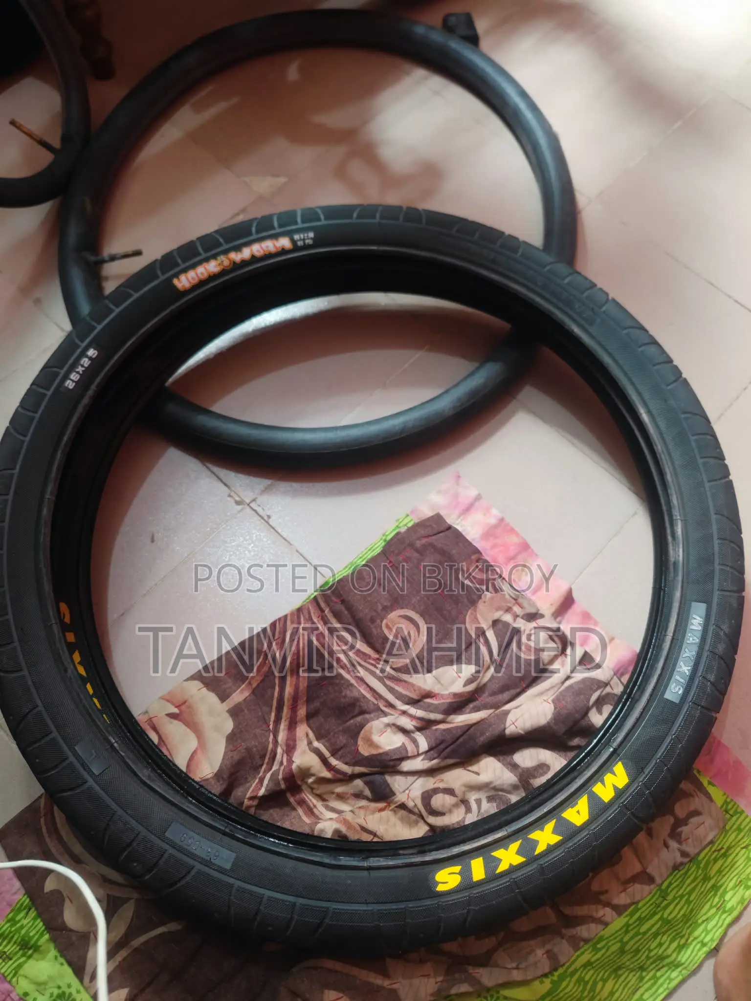 ম্যাক্সিস হুকওয়ার্ম টায়ার