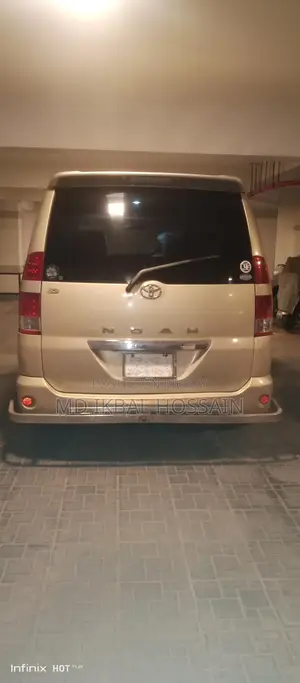 Toyota Noah . 2006