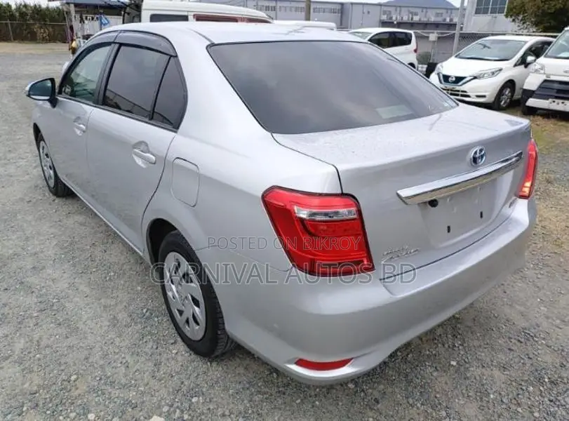Toyota Axio EX HYBRID 2021 Silver