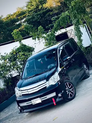 Toyota Noah 2010