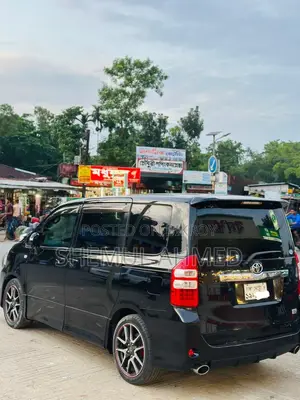 Toyota Noah 2010