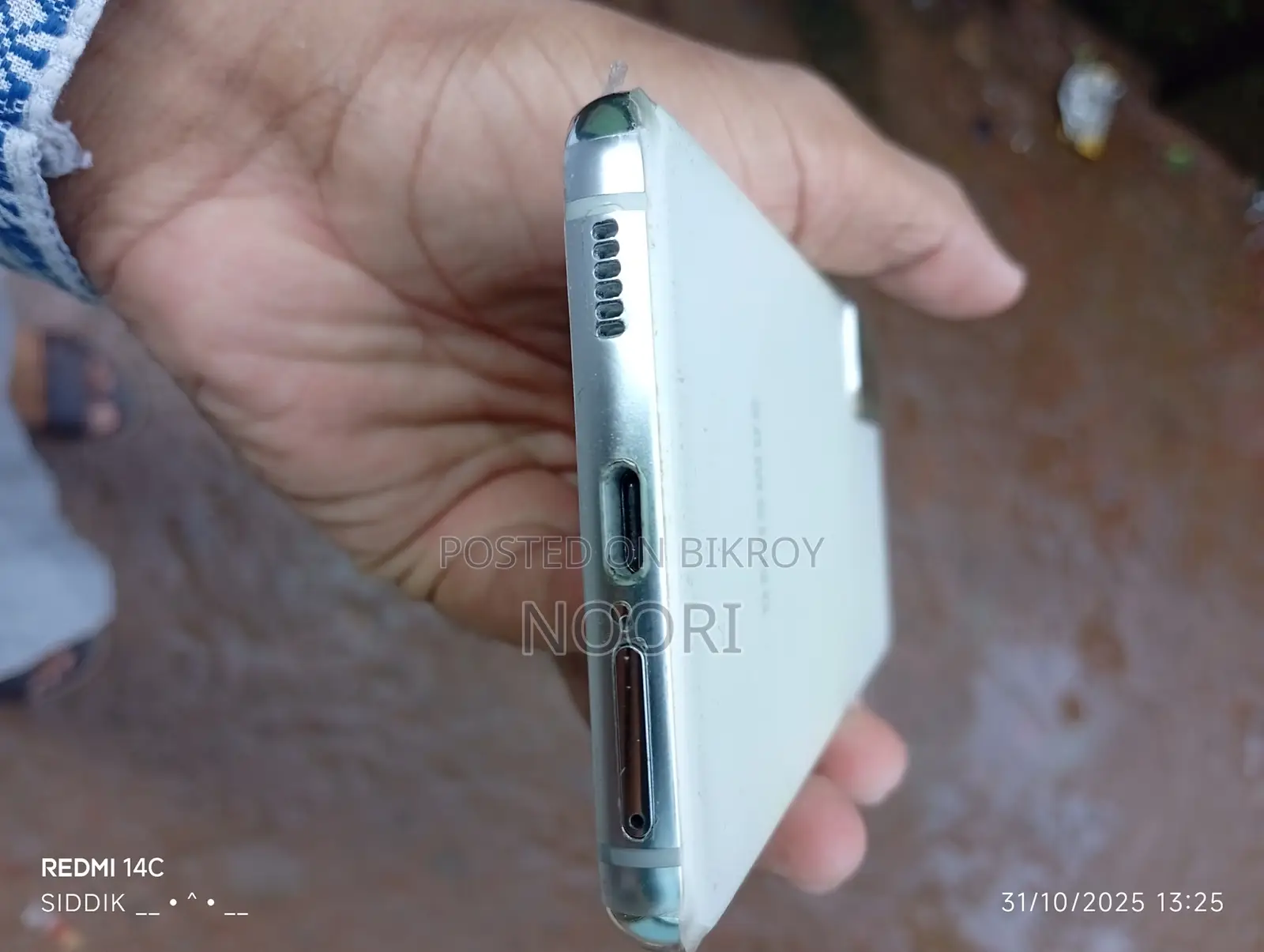 Samsung Galaxy S21 . (Used)