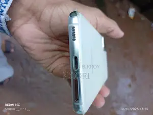 Samsung Galaxy S21 . (Used)