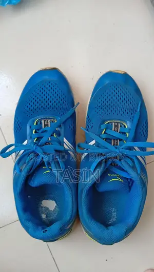 Sneakers কম দামে বিক্রি হবে।